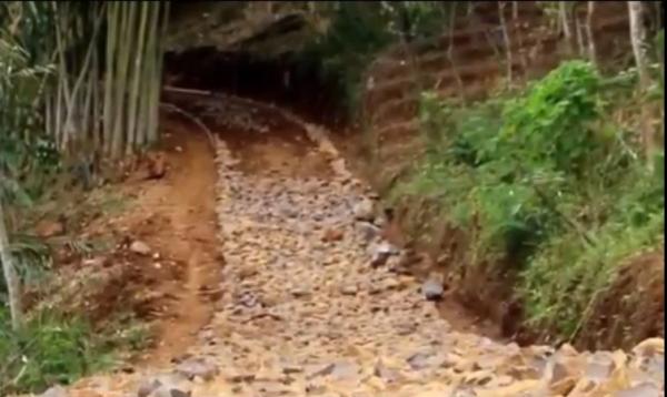 Jalan akses penghubung Desa Wanakerta dengan Padasuka. Jumat (17/7/2020) (Foto iNews/Solihin).
