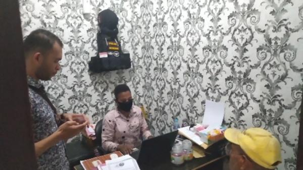 Korban dan kuasa hukum melapor ke Propam Polres Sorong Kota (Andrew Chan/iNews)