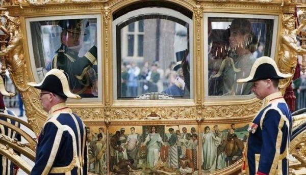 Kereta kuda kenegaraan Belanda dengan lukisan bertema penjajahan di bagian luarnya (foto: ist)