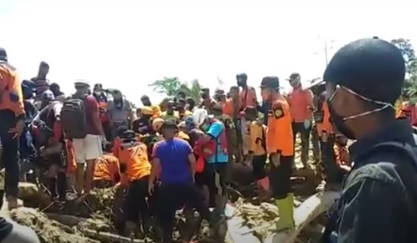 Tim SAR gabungan mengevakuasi satu korban banjir bandang di Luwu Utara. (Foto: iNews/Nasruddin Rubak)