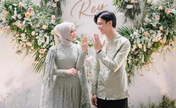 Rey Mbayang Pasangan Rey Mbayang dan Dinda Hauw dalam fashion kasual.