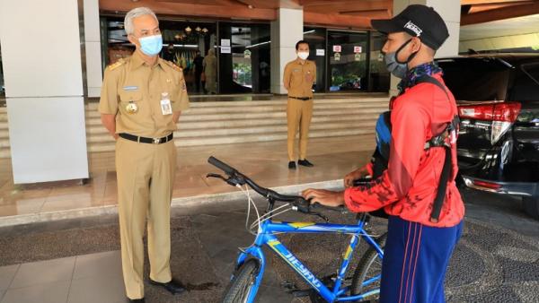 Aris saat bertemu Gubernur Ganjar Pranowo di halaman Kantor Gubernur Jateng, Senin (20/7/2020). (Foto: Dok Humas Pemprov Jateng)