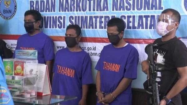 Tiga pengedar sabu dan ekstasi yang ditangkap BNNP Sumsel (Muhamamd David/iNews)