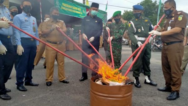 Pemerintah Kabupaten (Pemkab) dan Kejaksaan Negeri Ogan Komering Ulu (OKU), memusnahkan barang bukti  hasil kejahatan (Widori Agustino/iNews)