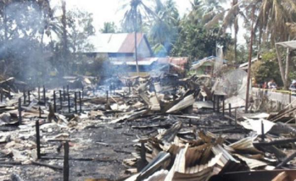 Rumah Betang di Kapuas Hulu terbakar Rumah Betang Warga Suku Dayak di Desa Nanga Nyabau, Kapuas Hulu, Kalimantan Barat hangus terbakar, Minggu (19/7/2020) malam. (Antara)