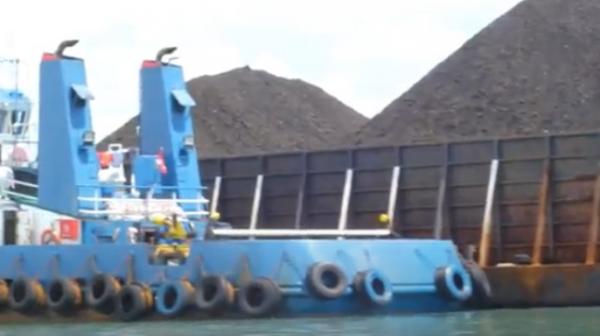 Viral Tumpahan Batubara dari Kapal Tongkang Cemari Laut Labuan Pandeglang