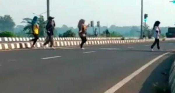 22 Emak Emak Tiktok Aksi 7 emak-emak joget tiktok di Tol Sentono Pekalongan. (Foto: iNews/Suryono)