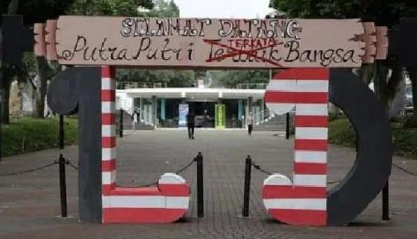 Karya instalasi 9 tahun lalu yang viral Karya instalasi 9 tahun lalu yang viral, menyindir mahalnya biaya pendidikan di kampus ITB. (Foto: Sindonews)