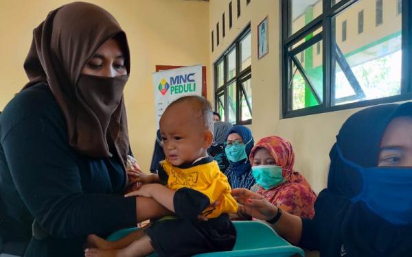 mnc peduli stunting 2 MNC Peduli menggelar pemeriksaan gizi anak di Desa Pantai Baik, Muara Gembong, Bekasi. (Foto: MNC Peduli)