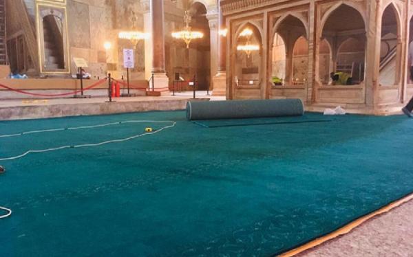 Pemasangan karpet tebal di lantai Hagia Sophia jelang ibadah Solat Jumat pertama setelah status bangunan ikonik itu berubah jadi masjid (foto: TurkeyDailyNews)