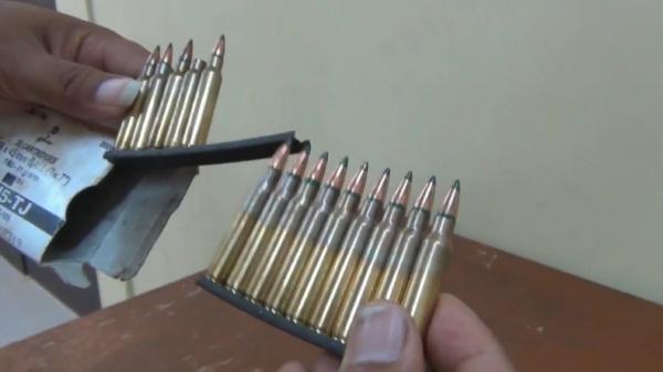 Peluru Pindad Polisi amankan peluru aktif bikinan pindad dari pengedar narkoba di Sumbar (Budi Sunandar/iNews)