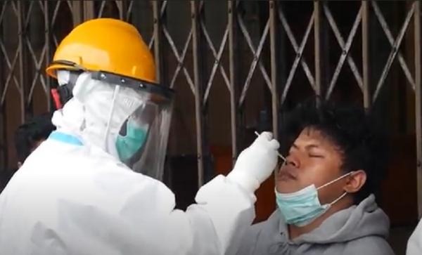 Satgas Covid-19 Kalimantan Barat menggelar razia di warung kopi di Pontianak, Kamis (23/7/2020). Pengunjung yang tak memakai masker langsung menjalani tes swab. (iNews.id/Uun Yuniar)