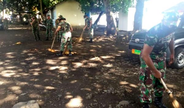 Para personel Kodim 1309 Manado melakukan giat bersih-bersih di Pantai Malalayang, Kamis (23/7/2020).