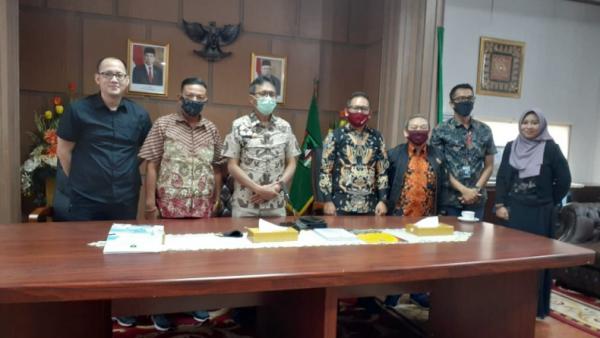 Jajaran iNews-1 Jajaran Direksi iNews dan Gubernur Sumbar Irwan Prayitno (Foto : iNews/Hermawan H).