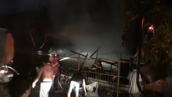 Petugas pemadam kebakaran berusaha memadamkan api yang membakar bengkel di bawah fly over menuju Pelabuhan Merak, Kota Cilegon, Provinsi Banten, Sabtu (25/7/2020). (Foto: Iskandar Nasution)