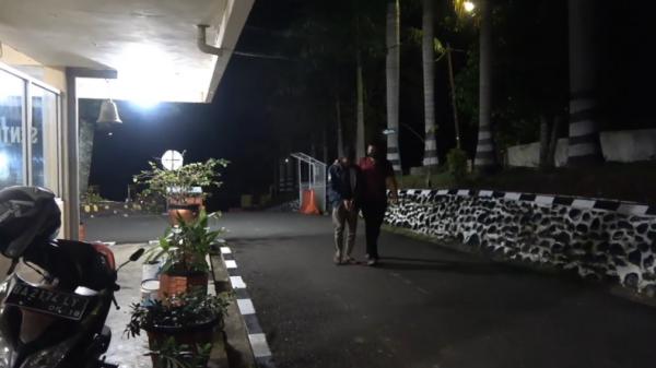 Hasan Basri During, suami yang tega jual istrinya untuk bayar utang dibawa ke kantor polisi (Agung Sulistyo/iNews)