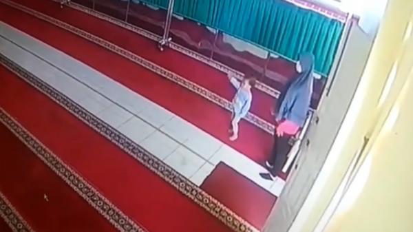 pencuri kotak amal Pasutri di Tanah Datar mencuri isi kotak amal sambil bawa anak (Agung Sulistyo/iNews)