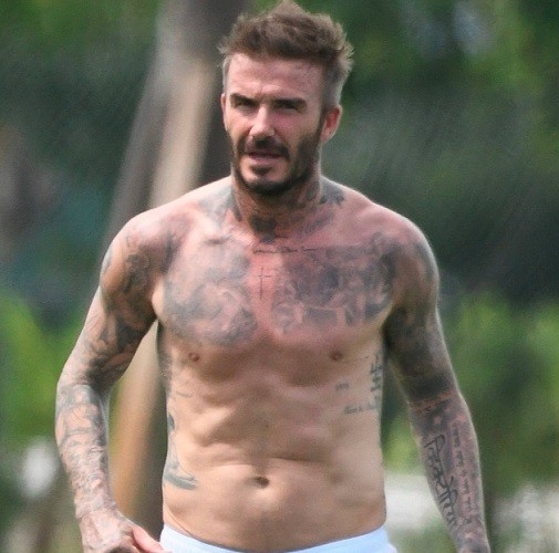 Beckham David Beckham (kanan) dan Francesco Totti menjadi dua mantan pesepak bola yang mampu menjaga tubuhnya yang atletis. (Foto: Sky Sports)