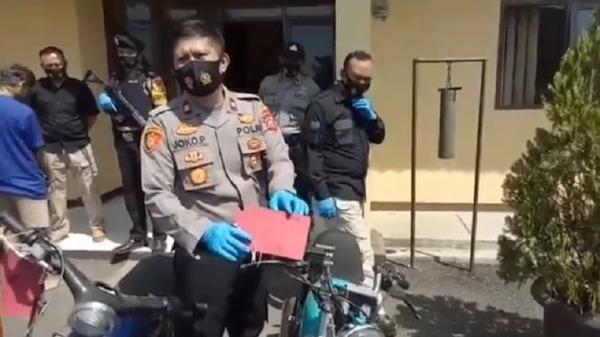 Kapolsek Cimaung Iptu Joko P saat memaparkan tersangka anggota geng motor dan barang bukti di Mapolsek Cimaung, Kabupaten Bandung, Jabar, Rabu (29/7/2020). (Foto: iNews/Saufat Endrawan)
