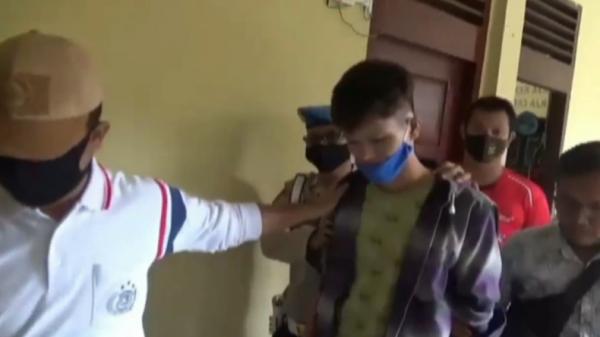 Roby pelaku pembacokan terhadap tetangga akhirnya menyerahkan diri (Guntur/iNews)