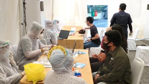 Karyawan MNC Group dan masyarakat mengikuti rapid test gratis yang digelar MNC Peduli. (Foto: iNews.id/Felldy Utama).