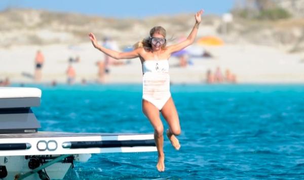 Istri Marco Reus, Scarlett Gartmann, menikmati liburannya di Spanyol. (Foto: The Sun)