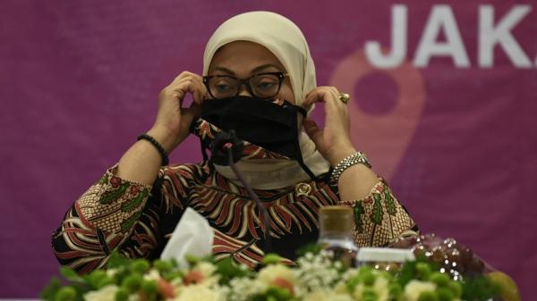 30 Antara Menaker 1  Menaker Ida Fauziyah saat menyerahkan bantuan  pembangunan gedung workshop peralatan pelatihan vokasi BLK Komunitas dan bantuan Program Perluasan Kesempatan Kerja. (FOTO : SINDOnews/Ahmad Antoni).