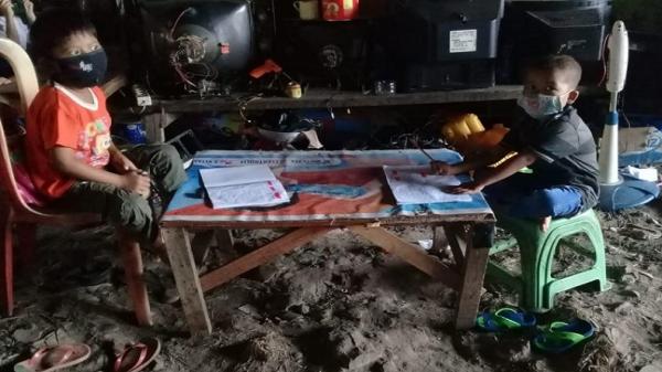 anak kolong tol (Foto: Adjat Wiratma).