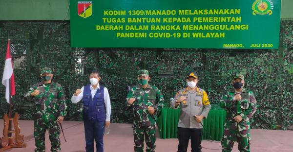 Danrem 131 Santiago Saat Tiba di Kodim 1309 Manado Danrem 131 Santiago Foto bersama dengan Wali kota, Dandim 1309 Manado, Kapolres Manado, dan Perwakilan Danlanud Manado