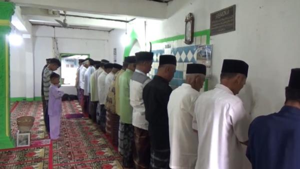 Jemaah tarekat Naqsabandiyah Jemaah tarekat Naqsabandiyah di Kota Padang menggelar salat Idul Adha, Kamis (30/7/2020) (Budi Sunandar/iNews)