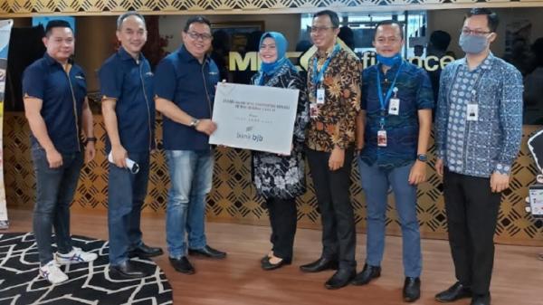 MNC Finance menyerahkan hewan kurban secara simbolis kepada MNC Peduli untuk disalurkan kepada masyarakat, di Gedung MNC Finance, Kebon Sirih, Jakarta Pusat, Kamis (30/7/2020). (Foto: iNews.id/ Felldy Utama).