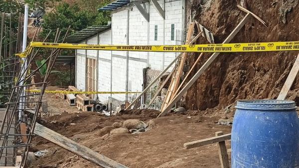 Tebing yang longsor di Dusun Ngetrep RT 002/RW 14, Desa Kemuning, Kecamatan Ngargoyoso, Kabupaten Karanganyar, Jawa Tengah (Jateng). (Foto: iNews/Wahyuendro)