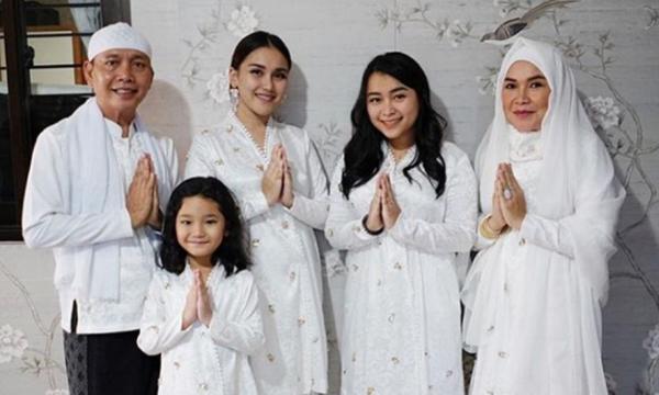 Artis Berbakti pada Orangtua. (Foto: Instagram)