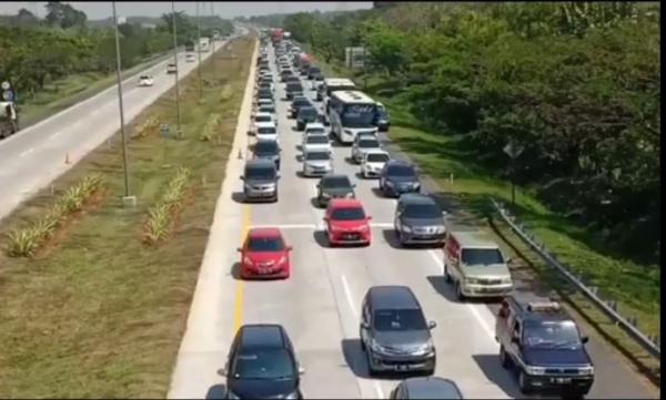 Cirebon Ribuan kendaraan memadati Tol Palimanan Cirebon saat Hari Raya Idul Adha. Jumat (31/7/2020) (Foto iNews/Toiskandar)