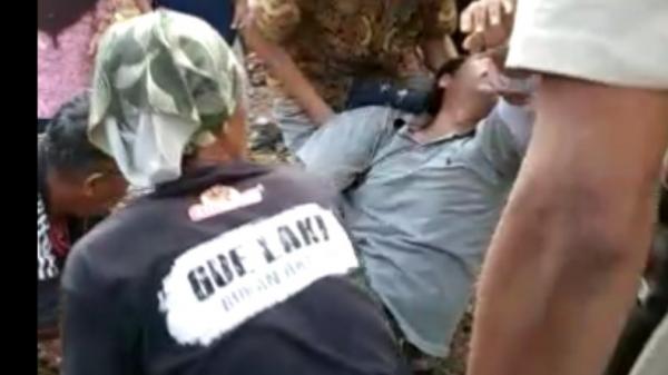 Korban dievakuasi warga setempat setelah tiba-tiba ambruk sebelum menyembelih hewan kurban di Kampung Gunung Dongkol, Kelurahan Setiaratu, Kecamatan Cibereum, Kota Tasikmalaya, Jumat (31/7/2020). (Foto: iNews/Asep Juhariyono)