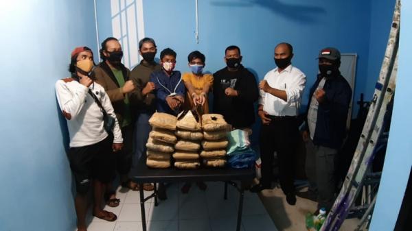 Polisi tangkap dua pengedar narkoba jenis ganja di Pariaman (Wahyu Sikumbang/iNews)