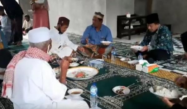 Warga Kampung Islam Angantiga di Kabupaten Badung, Bali memiliki tradisi Megibung usai Idul Adha. (Foto: iNews.id/Bagus Alit)