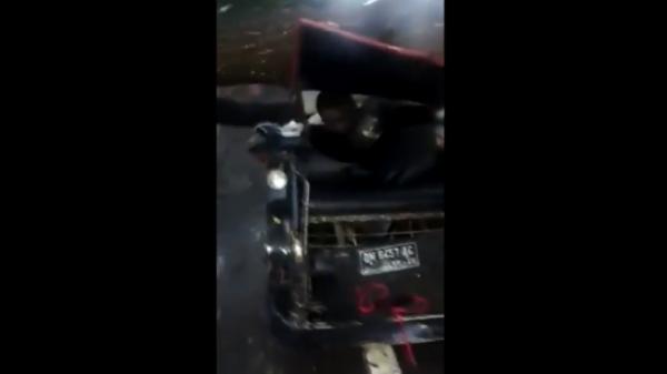 Becak motor ringsek yang tertimpa pohon di Gorontalo, Sulsel (Zainal Ahmad/iNews)