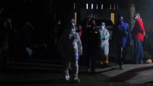 Pasien Covid-19 satu keluarga akhirnya berhasil dievakuasi (Afsah/iNews)