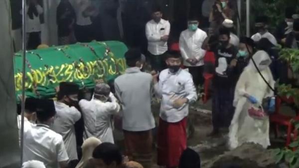 pemakaman gus im Pemakaman KH Hasyim Wahid atau yang akrab disapa Gus Im di area makam keluarga di Pondok Pesantren Mambaul Maarif Denanyar, Kota Jombang, Jatim, Sabtu (1/8/2020) malam. (Foto: iNews/Mukhtar Bagus)