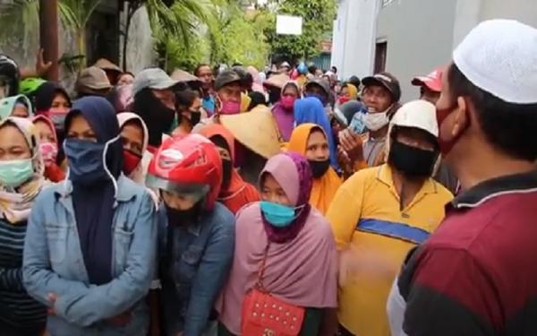 Warga yang nekat meminta jatah daging kurban Warga yang antre jatah daging kurban di Masjid Baiturrrahman Purwodadi, Grobogan tahun lalu. (Foto: Dok.iNews.id/Rustaman Nusantara)