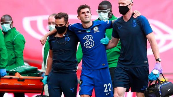 Pulisic cedera Winger Chelsea Christian Pulisic (tengah) dibopong keluar lapangan saat meladeni Arsenal pada final Piala FA di Stadion Wembley, Sabtu (1/8/2020) malam WIB. (Foto: Sky Sports)