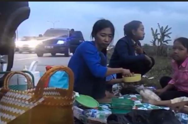 Viral2 Viral satu keluarga makan di bahu jalan Tol Cipali. (Foto Ist).