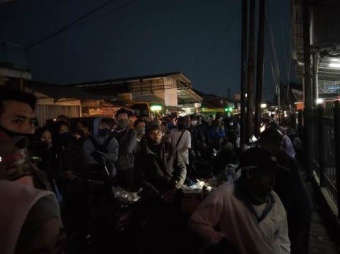 Antrean panjang penumpang KRL terjadi di Stasiun Bojonggede pada Senin (3/8/2020) pagi. (Foto: Okezone/Khafid Mardiyansyah)