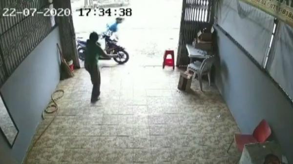 ART Gagalkan curanmor-1 ART di Palembang, Sumsel terekam kamera CCTV  gagalkan aksi pencurian sepeda motor (Firdaus/iNews)