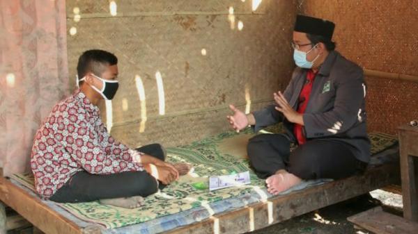  Guru  MTs di Grobogan Rela Naik Turun Bukit Sambangi Rumah 