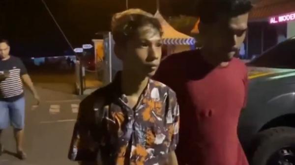 Pencuri sepeda-1 Pelaku pencurian sepeda dengan cara diangkat dari pagar (Budi Sunandar/iNews)