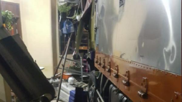 Truk fuso menyeruduk garasi rumah warga di RT 004 RW 005 Kebon Jeruk Jakarta Barat, Selasa (4/8/2020) dini hari. (Foto: TMC Polda Metro).