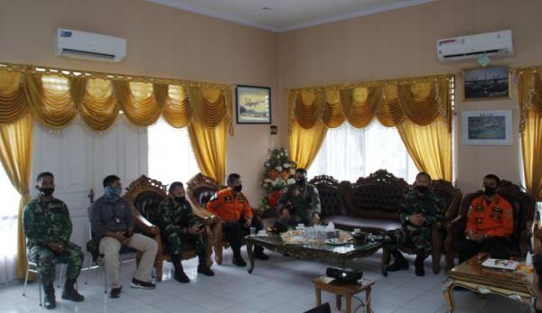 Danlanud briefing sebelum pencarian Distress Alert atau isyarat marabahaya (Foto :Lanud Sam Ratulangi)