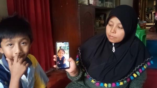 Orang tua dan kakak Davin, menunujukkan foto Davin, bocah tujuh tahun yang menjadi korban tabrak lari di Padang Panjang (Agung Sulistyo/iNews)
